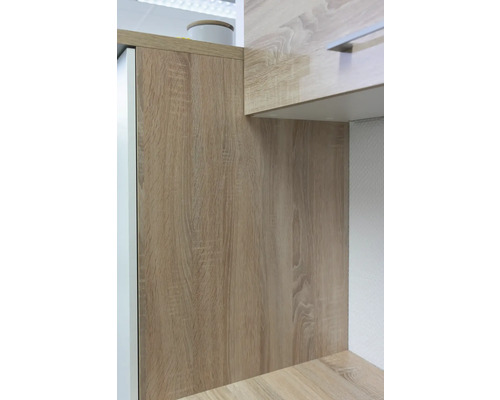 Detail kuchyňských skříněk s dřevěným vzhledem