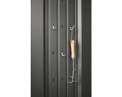 Kovová skříňka na nářadí s háčky a zahradním nářadím