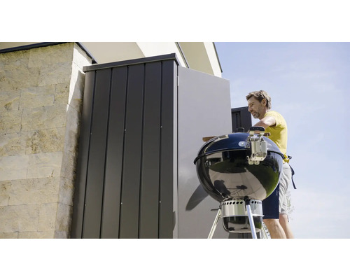 Zahradní scéna s grilem a skříní na nářadí