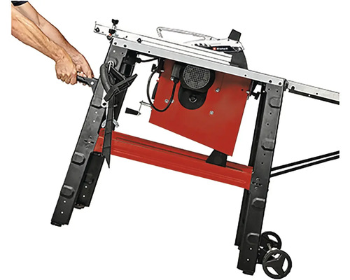 Jednoruká osoba skládá kotoučovou pilu.