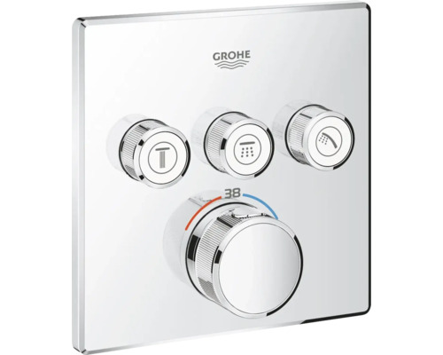 Logo Grohe. Nástěnná termostatická baterie se třemi ovladači pro sprchu a regulátorem teploty s označením 38 stupňů.