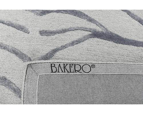 Koberec s abstraktním vzorem a logem Bakero