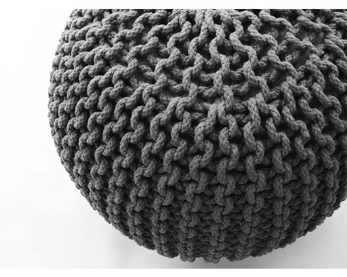 Šedý pletený sedací puf