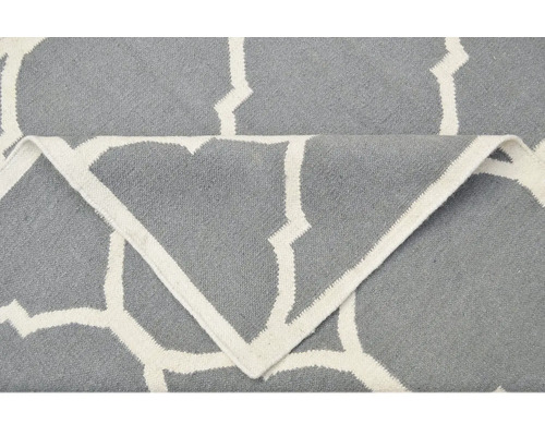 Šedý koberec s geometrickým vzorem