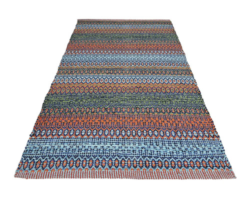 Dlouhý koberec s geometrickými vzory