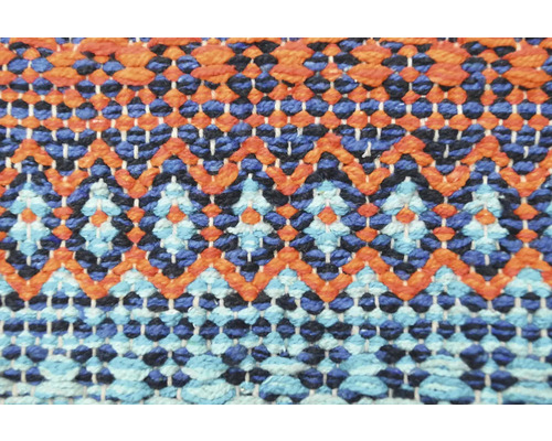 Detailní záběr textilie s cikcakovým vzorem