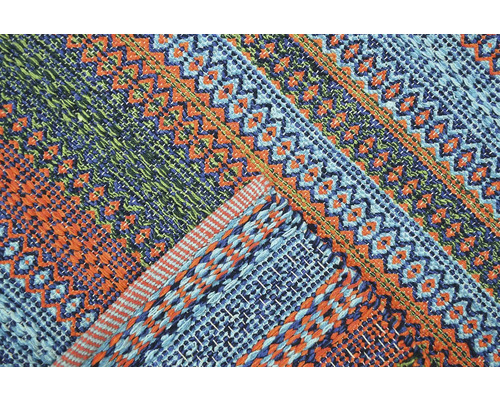 Detailní pohled na koberec s geometrickými vzory