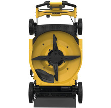 Spodní strana žluté sekačky na trávu DeWalt s černým nožem