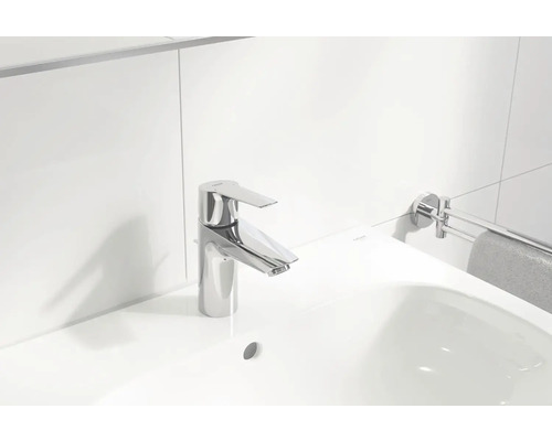 Umyvadlová baterie na umyvadle v koupelně