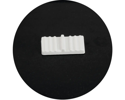 Bílá lamelová struktura na černém pozadí