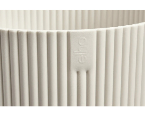 Detailní pohled na žebrovaný květináč s logem Elho.