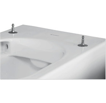 Detailní pohled na bílé umyvadlo Duravit s přípojkou pro armaturu