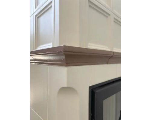 Detailní pohled na kachlová kamna s hnědým okrajem