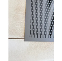 Detail podlahy s šedým větracím krytem