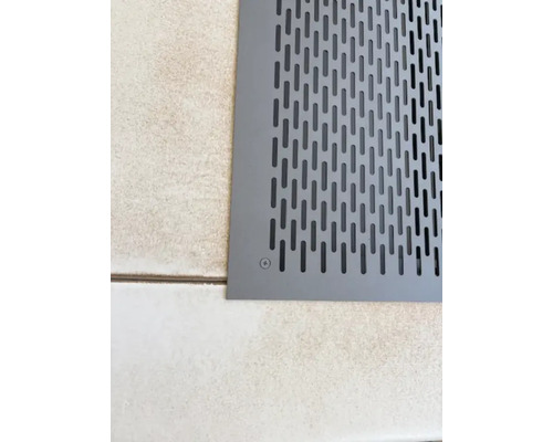Detail podlahy s šedým větracím krytem