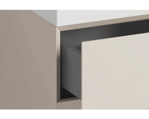 Detailní záběr nábytku s otevřenou zásuvkou