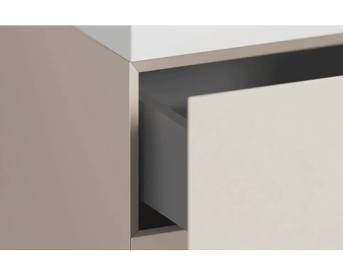 Detail koupelnové skříňky s otevřenou zásuvkou