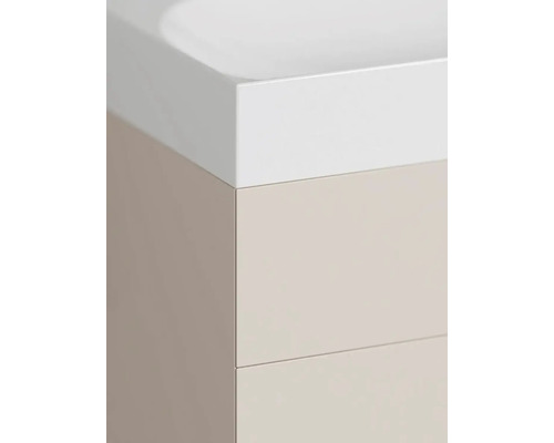 Detail koupelnového nábytku se zásuvkami a umyvadlem