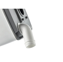 Detailní záběr splachovací nádrže s odtokovou trubkou