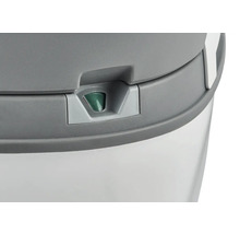 Detailní pohled na odpadkový koš s ukazatelem naplnění