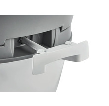 Detailní pohled na kempingovou toaletu se šoupátkem