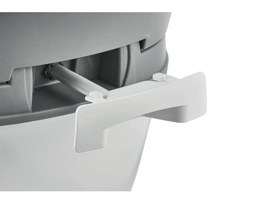 Detailní pohled na kempingovou toaletu se šoupátkem