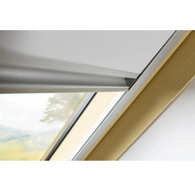 Detail střešního okna s roletovým systémem