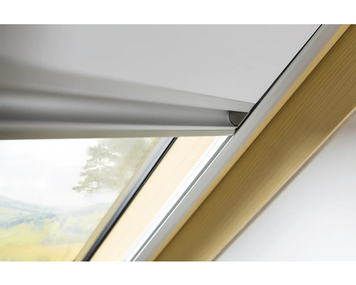 Detail střešního okna s roletovým systémem