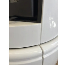 Detailní pohled na kachlová kamna s bílým keramickým obkladem