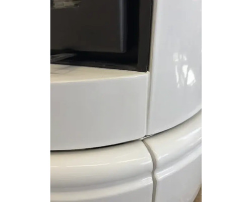 Detailní pohled na kachlová kamna s bílým keramickým obkladem