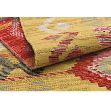 Vzorovaný koberec srolovaný