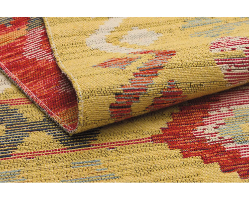 Vzorovaný koberec srolovaný