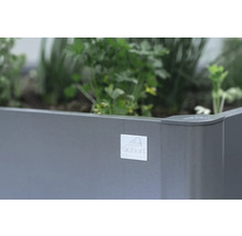 Zvýšený záhon s rostlinami a logem Biohort