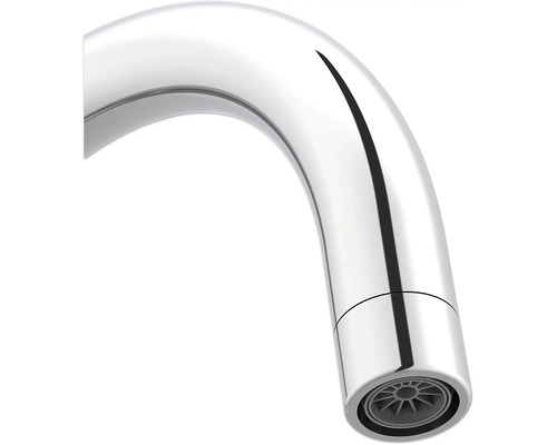 Detailní pohled na kovový výtok vodovodní baterie