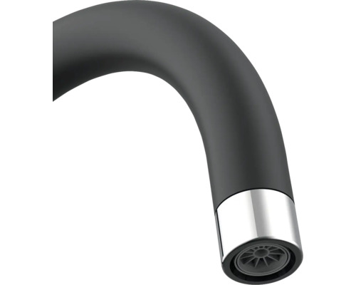 Detailní záběr černé výtokové trubice vodovodní baterie s perlátorem