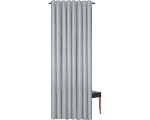 Šedý závěs se skládaným zavěšením