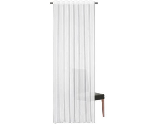 Bílý dekorační závěs se závěsem na řasící stuhu před židlí