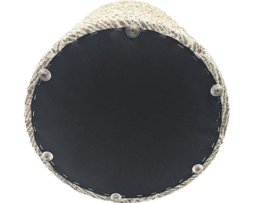 Pohled na kočičí jeskyni zespodu s textilním povrchem a černou látkou.