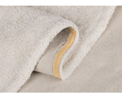 Detailní pohled na světlý koupelnový kobereček s měkkým povrchem