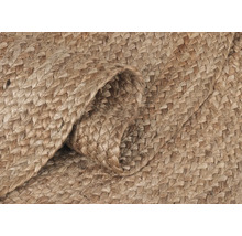 Detailní pohled na pletený koberec z přírodních vláken