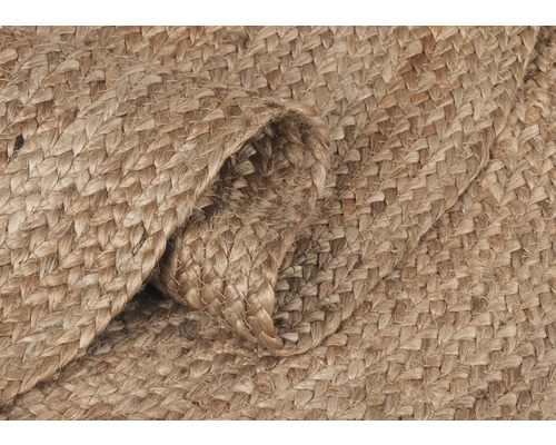 Detailní pohled na pletený koberec z přírodních vláken