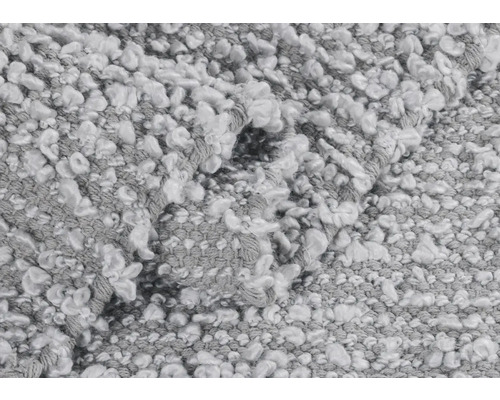 Detail šedého koberce se smyčkovou strukturou