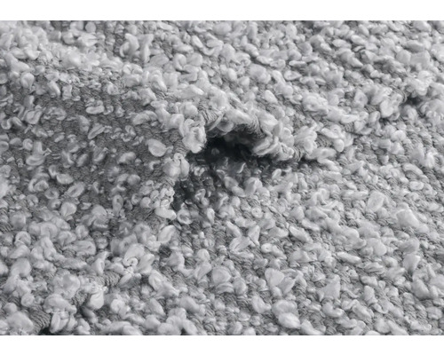 Detail šedého koberce se smyčkovou strukturou