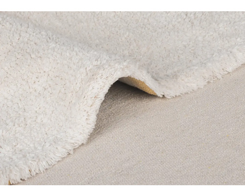 Detailní pohled na koberec s vysokým vlasem