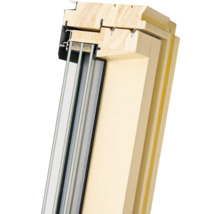 Řez střešním oknem s dřevěným rámem a izolačním sklem