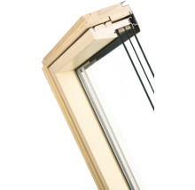 Řez střešním oknem s dřevěným rámem a izolačním sklem