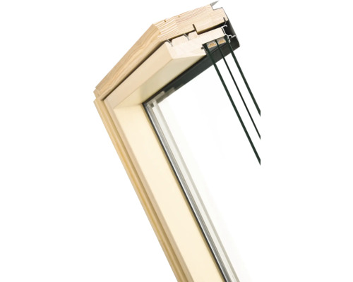 Řez střešním oknem s dřevěným rámem a izolačním sklem