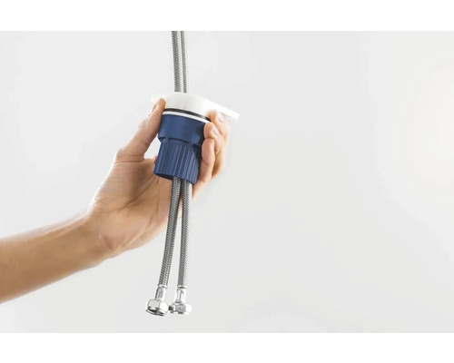 Ruka drží instalační sadu umyvadla s flexibilní hadicí