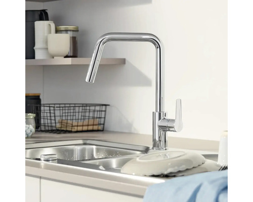 Kuchyňská scéna s chromovanou kuchyňskou baterií nad dřezem