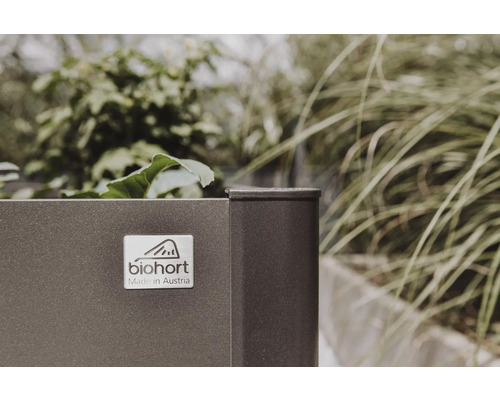 Detailní pohled na vyvýšený záhon s logem Biohort a nápisem ''Made in Austria''.